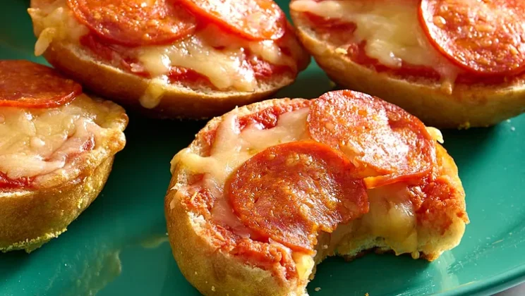 Trending Recipe: How to Make Easy Mini Bagel Pizzas Step-by-Step