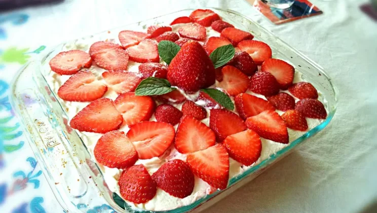 How to Make the Perfect Strawberry Tiramisu Without Eggs at Home
